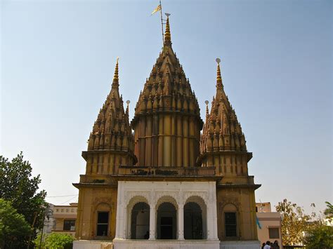 File:An old temple in Varanasi.jpg