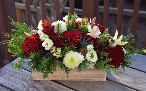 Christmas flower gift box | Christmas flower arrangements, Christmas ...