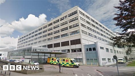 Covid-19: Oxfordshire hospitals cancel ops amid 'huge challenges'