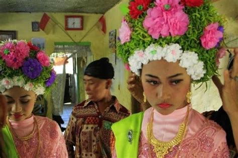 Tradisi Ngarot: Bunga pada Mahkota Pengantin akan Layu Jika Pengantin Sudah Tidak Perawan ...