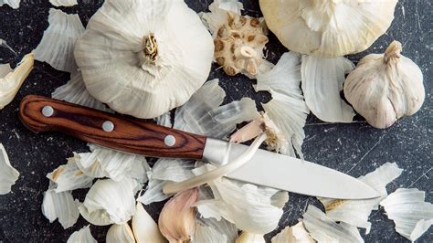 Does the Viral Garlic-Peeling Method Actually Work? | The New Yorker