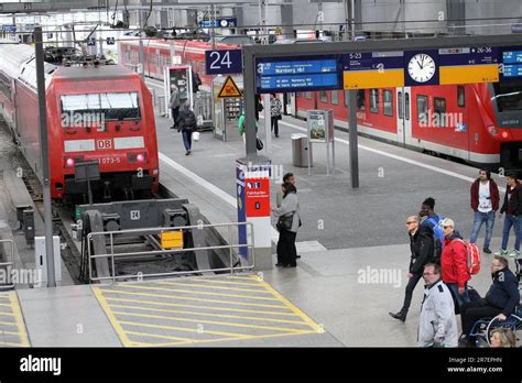 Munich Hbf - arrive and depart - pulsating life in the station Munich ...