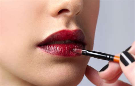 The Art of Applying Lipstick– Tips and Tricks