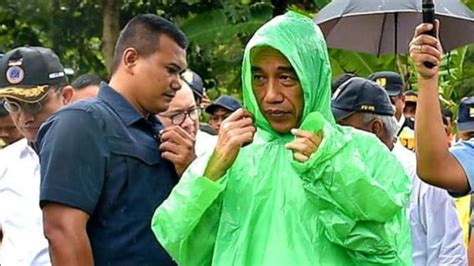 Pakai Jas Hujan Rp10 Ribuan, Jokowi Tinjau Longsor Sambil Kehujanan