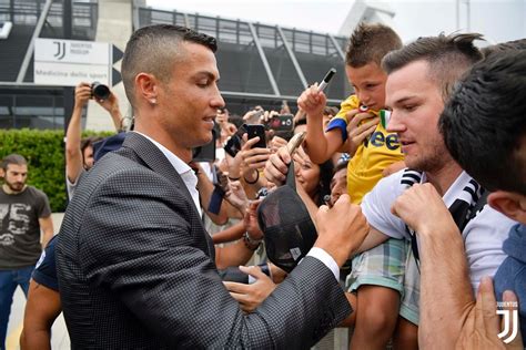 VIDEO: Cristiano Ronaldo undergoes medical, meets fans - Chronicle.ng