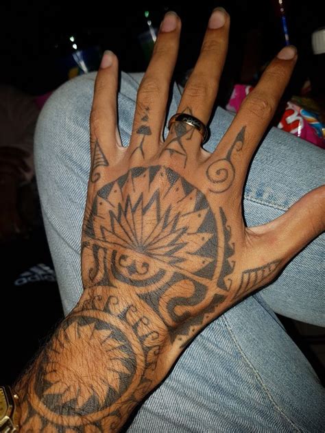 Polynesian tattoo Hand | Tatuagem maori, Tatuagem na mão, Tatuagem trash