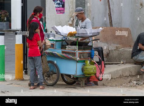 JAKARTA,JAVA ,INDONESIE -8 AUGUSTUS ,2018: Indonesian street vendor ...