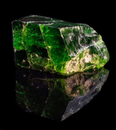 13 Green Rocks and Minerals - The Green Hues of Rockhounding in Jaw-Dropping Pictures! - Rock Seeker