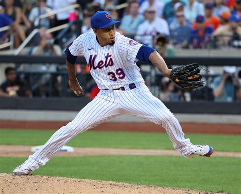 Mets' Edwin Diaz uses career-high fastball to escape trouble