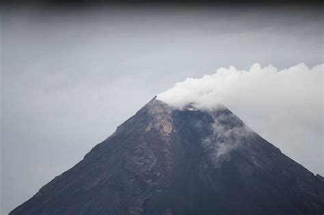 Mayon Volcano – Lava flow News from the Philippines