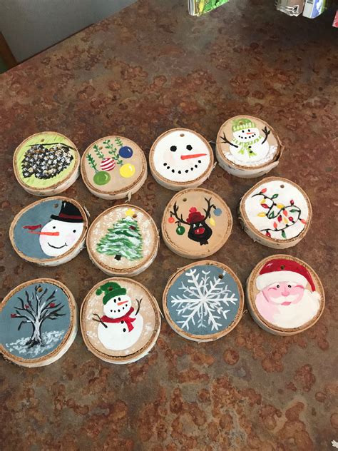 Painted wood slices | Xmas crafts, Christmas ornament crafts, Wood christmas ornaments