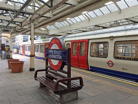 High St Kensington station | The Olympia platform (with actu… | Flickr