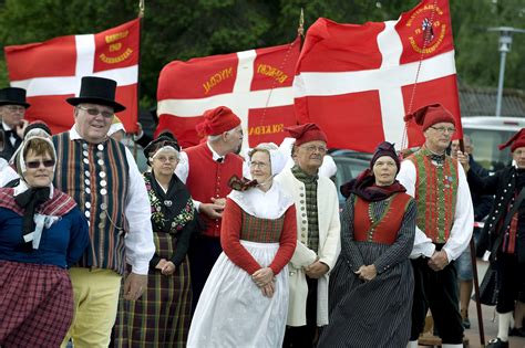 Traditional Danish costumes (early 1700s?) : r/europe