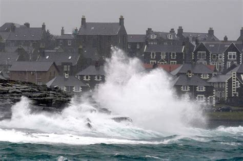 Storm Ingunn map: Where and what time ‘weather bomb’ will bring 85mph winds to the UK