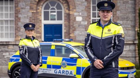Gardaí to begin wearing new uniforms on duty - BBC News
