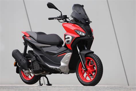 Probamos el Aprilia SR GT 125: un scooter con aires de SUV para el carnet de coche, un motor ...