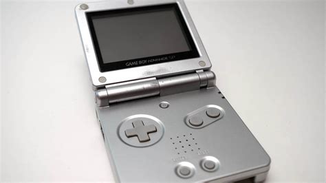 Game Boy Advance SP (Silver) - videogamesmuseum.org