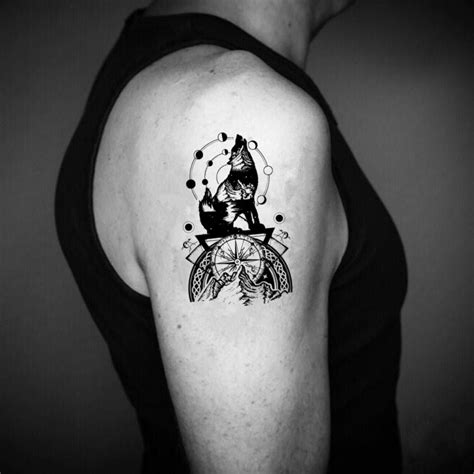 Wolf Howling At The Moon Traditional Tattoo