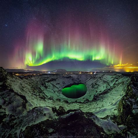 Aurores boréales islandaises au-dessus du cratère Kerið