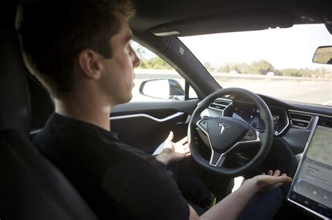 Tesla’s autopilot lets cars drive, change lanes themselves - The Boston Globe