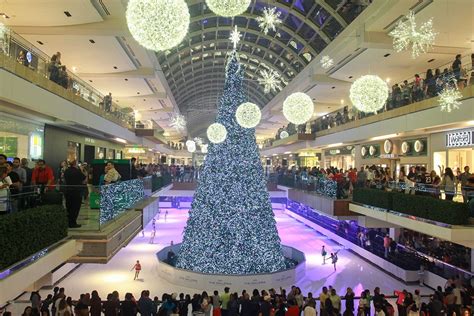 The Galleria's Annual Tree Lighting and Ice Spectacular | The Buzz Magazines