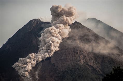 Indonésie: le volcan Merapi entre en éruption