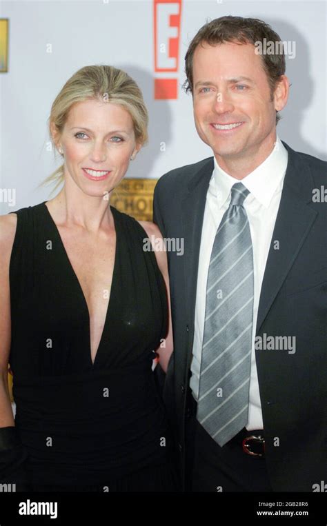 Actor Greg Kinnear (R) and wife Helen Labdon (L) attends red carpet ...