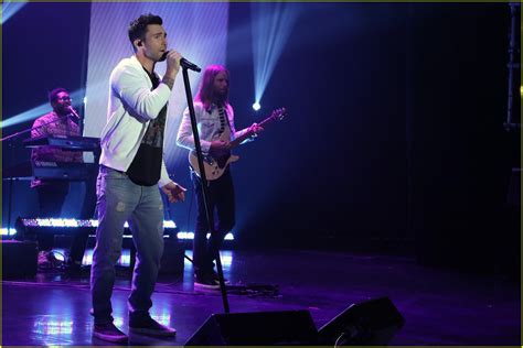 Watch Maroon 5's First Live Performance of New Song 'Cold': Photo 3862231 | Adam Levine, James ...