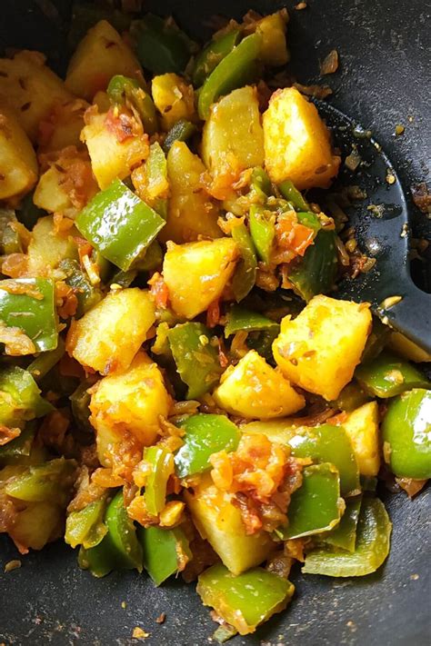 Aloo Shimla mirch (Indian style capsicum with potatoes)