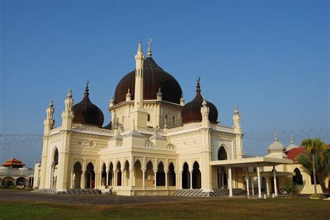 Poison Apple: Top 10 Most Beautiful Mosques in Malaysia