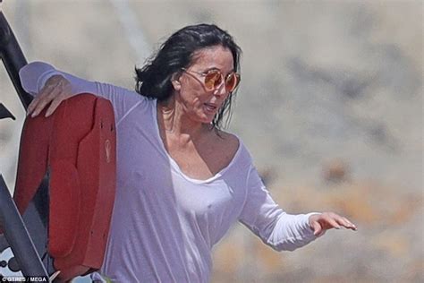 “76-year-old star without makeup and bra”: Paparazzi captured Cher on ...