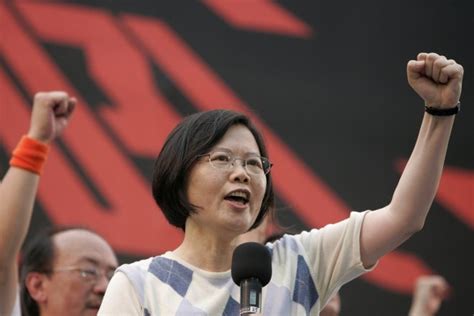 Donald Trump talks with Taiwan leader Tsai Ing-wen in ominous break with tradition