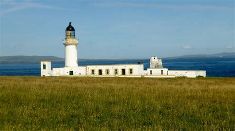 Stroma Lighthouse © Rude Health cc-by-sa/2.0 :: Geograph Britain and Ireland