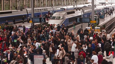 Major train delays announced in run-up to new year, Brits being urged to travel now