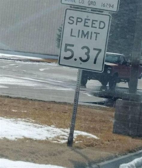 there is a speed limit sign on the side of the road