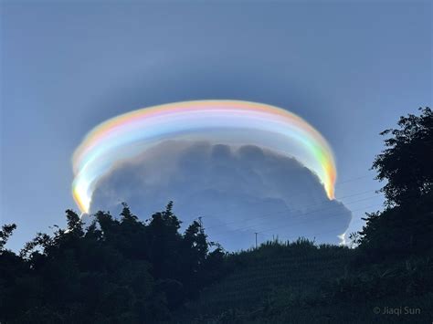 Un extraordinaire nuage multicolore en Chine