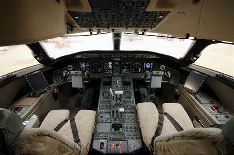 Jet airlines test: bombardier global 5000 cockpit