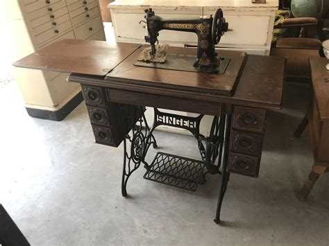 Vintage Antique Singer Treadle Sewing Machine Cabinet | Vintage shabby chic, Old singer sewing ...