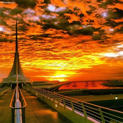 Lake Michigan sunrise | Milwaukee skyline, Milwaukee wisconsin ...