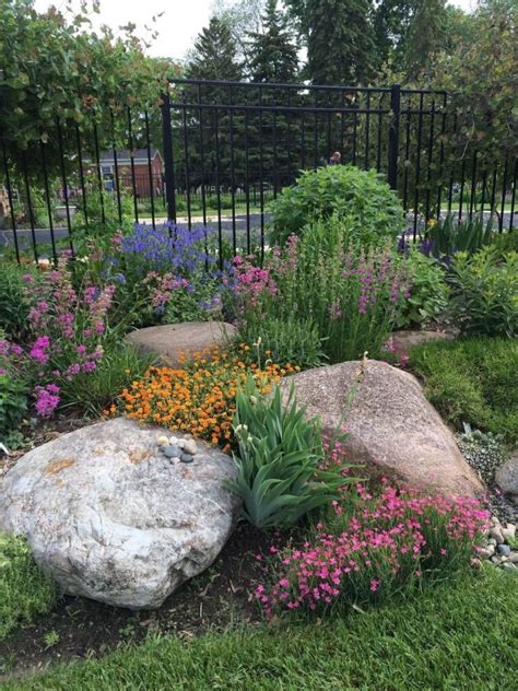 Jardines con piedras, flores y plantas - decoración y diseño