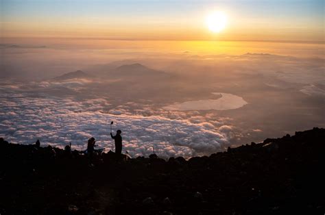 Sunrise above the clouds: Mount Fuji once again mesmerizes hikers ...