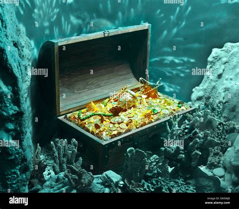 Treasure chest open underwater hi-res stock photography and images - Alamy