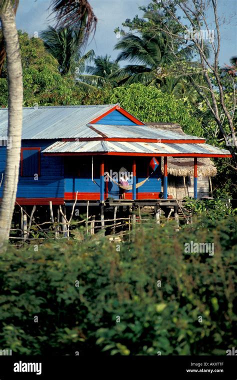 Nicaragua Miskito Coast Sandy Bay Indian village Stock Photo - Alamy