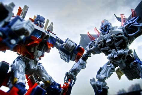 Optimus Prime vs. Megatron (HDR) | 擎天柱大战威震天。 (HDR) | Tim Wang | Flickr