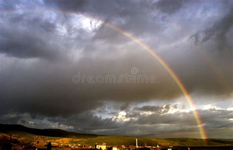 Regenbogen In Der Schweren Wolke Bild. Bild: 15810702