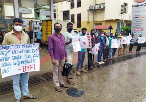 DYFI protests against fuel price hike - The Canara Post