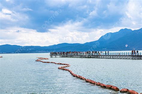 The Scenery Of Dianchi Lake In Kunming Yunnan Under The Blue Sky And White Clouds Background ...