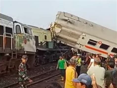 2 Masinis Dikabarkan Tewas Akibat Tabrakan Kereta di Bandung, Ini Kata KAI Daop 2 : Okezone News