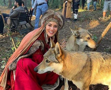 Fahriye Evcen'in Oynadığı Akça Hatun'un Gerçekte Babası Kimdir? Tarihte Akça Hatun Kimin Kızı?