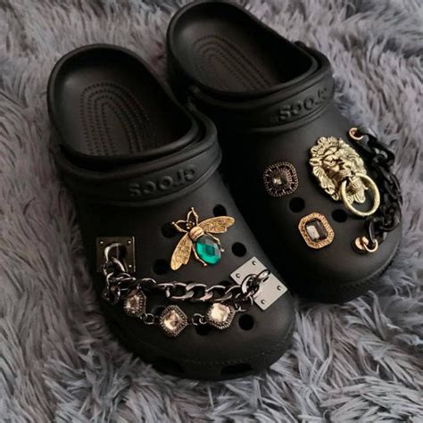 Total 124+ imagen goth crocs - Abzlocal.mx